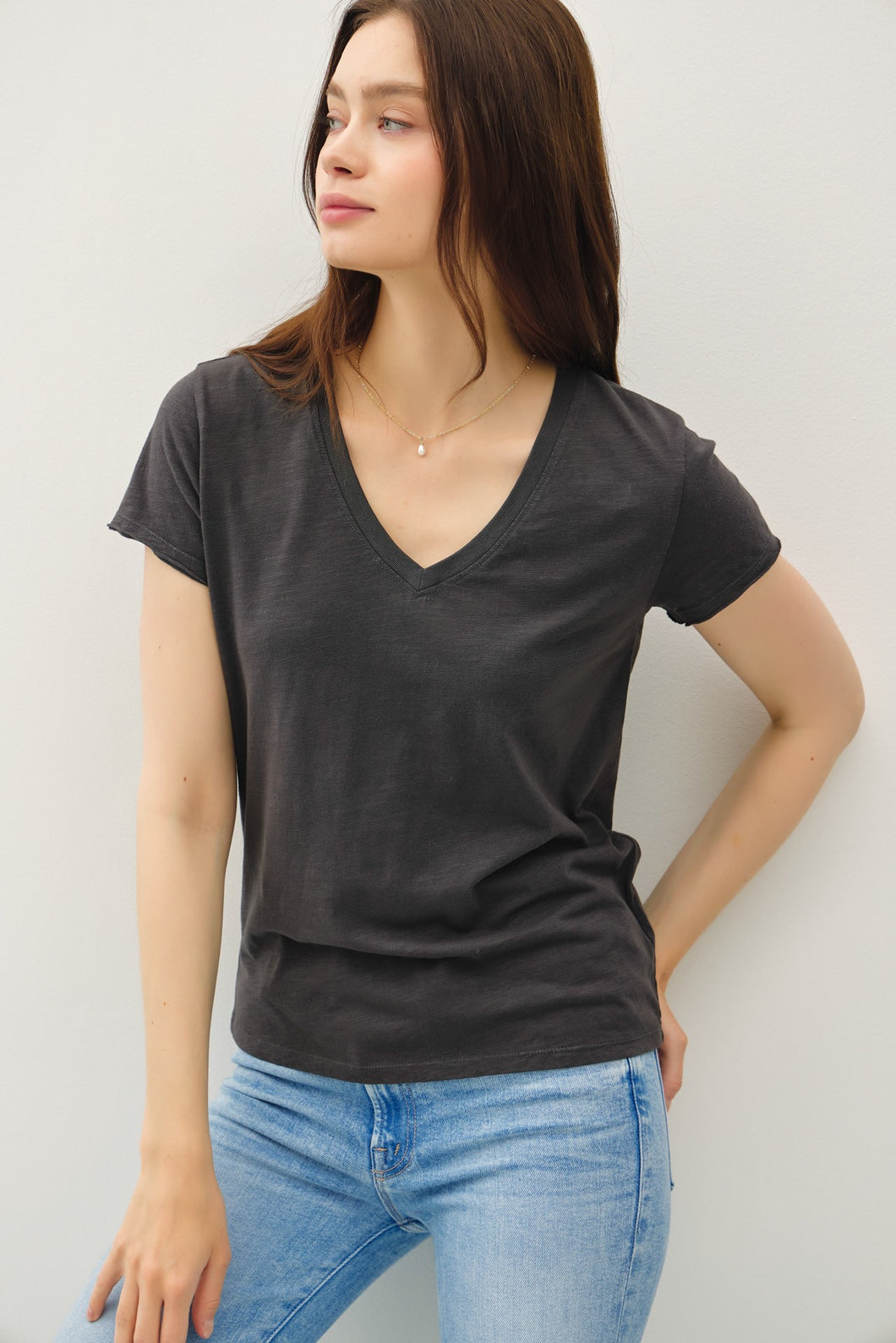 CLASSIC V-NECK RAW TRIM TEE