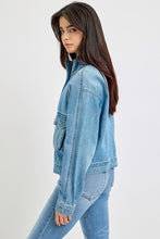 Load image into Gallery viewer, POCKET DETAIL DENIM JACKET
