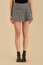 Load image into Gallery viewer, 1/2 PLEATED PLAID SKORT

