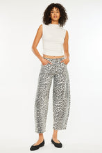 Load image into Gallery viewer, HIGH RISE LEOPARD BARREL JEANS
