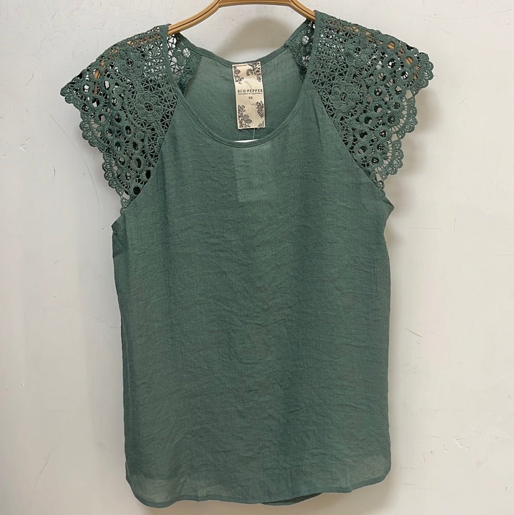 OLIVE SCALLOP SLEEVE TOP