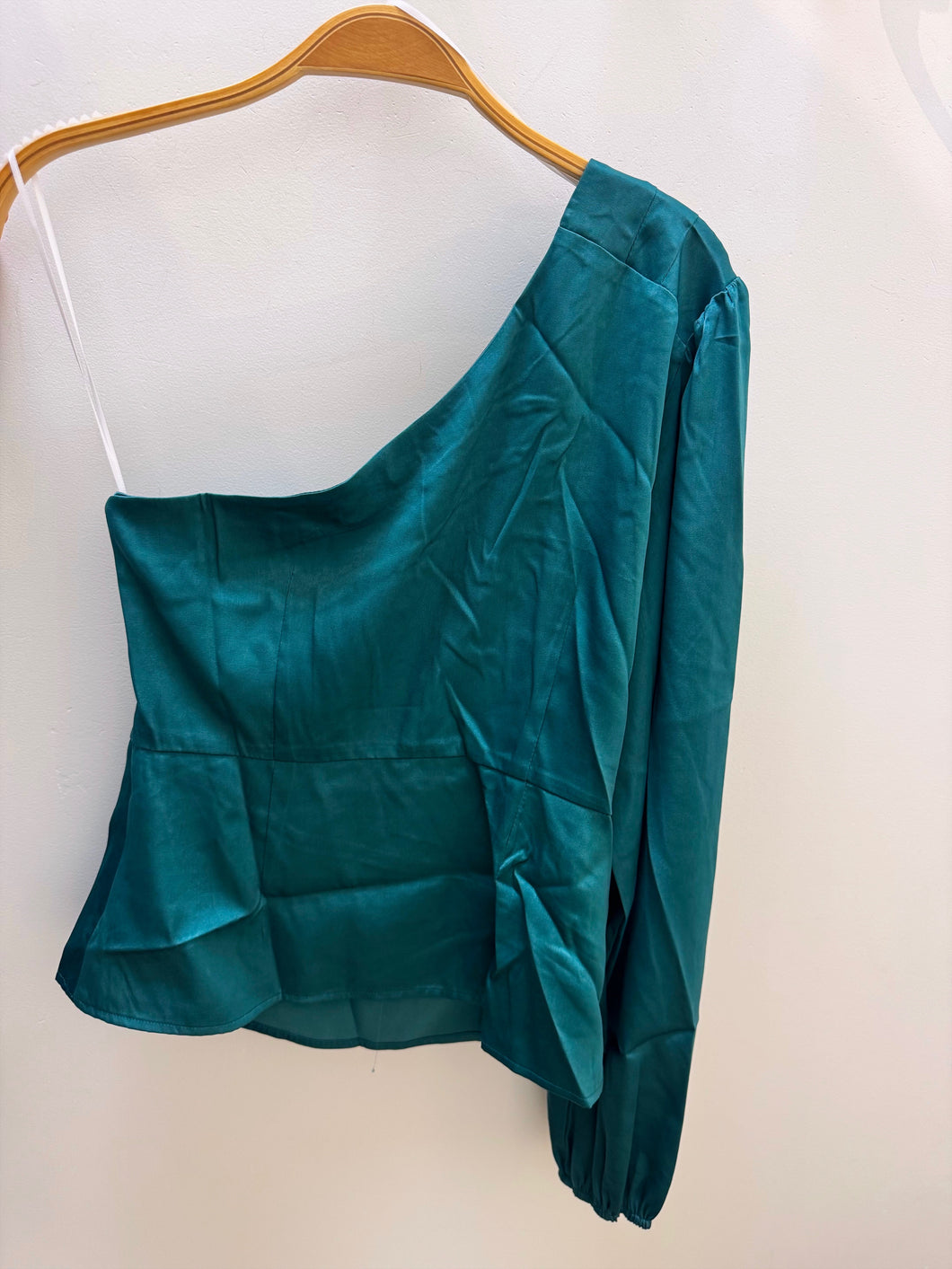 EMERALD ONE SHOULDER SATIN TOP