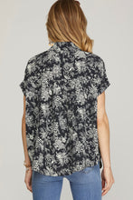 Load image into Gallery viewer, NAVY FLORAL PRINT TOP
